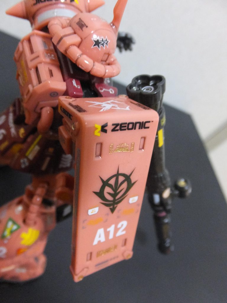 肩の大型シールドもザクならでは！