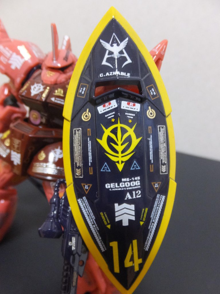 サーフボードのような形状のシールドがゲルググの特徴。デカール貼りがとても楽しく色鮮やかに仕上げました。