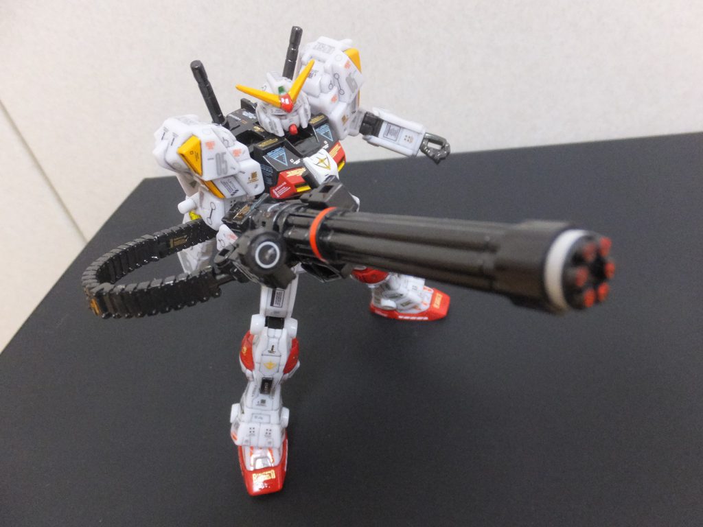 最大の特徴は何と言ってもこの「ジャイアント・ガトリング」。左腰に装着されたドラム式マガジンへとつながるリンクベルト（弾帯）が独特の風貌を醸し出しています。