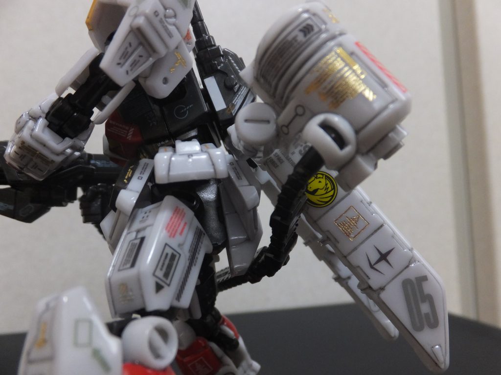 ドラム式マガジンと巨大なスラスターも特徴的です。