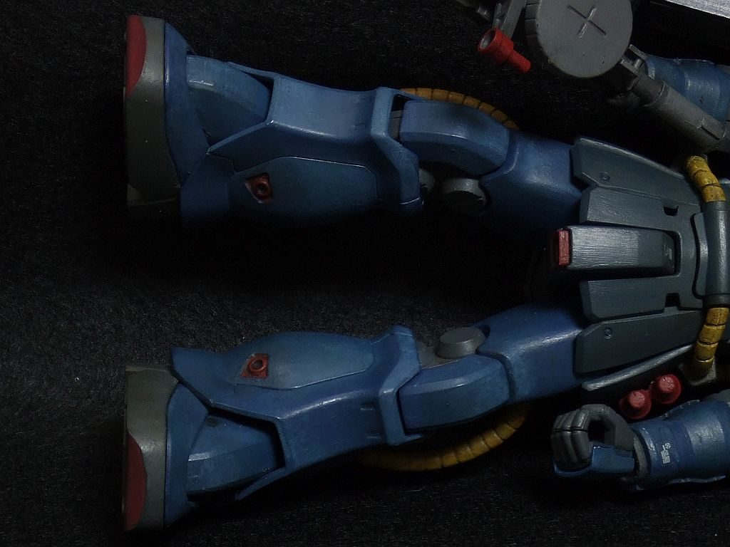 正面から光を当てると、ヒザやスネに光と影を描いているのがわかります。