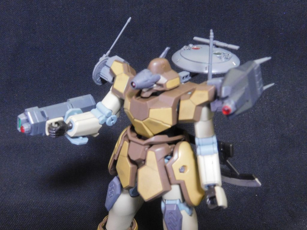 肩に関してですが、キャンペーン品のパーツを利用してつけています。
右肩にはセンサードーム、左肩は多目的センサーという設定です。多目的センサーに関しては、ギャラルホルンモビルワーカーの砲塔部分を使いました。