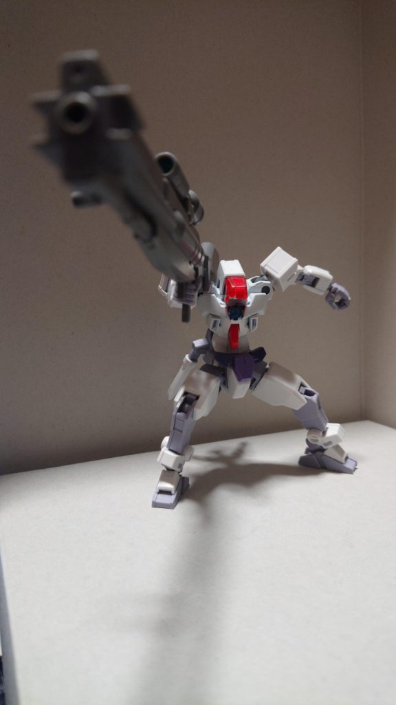 ３号機は遠距離攻撃をメインの設定で、主武装はビームピストルとビームスナイパーライフル。