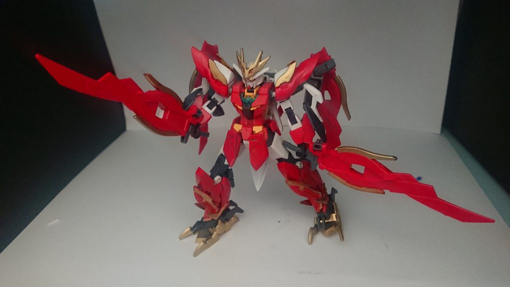 主な武装は両手足のヒートクローと普段はウイングとして機能する大型ブレード。背面のシールドもいざというときは武装として使用可能