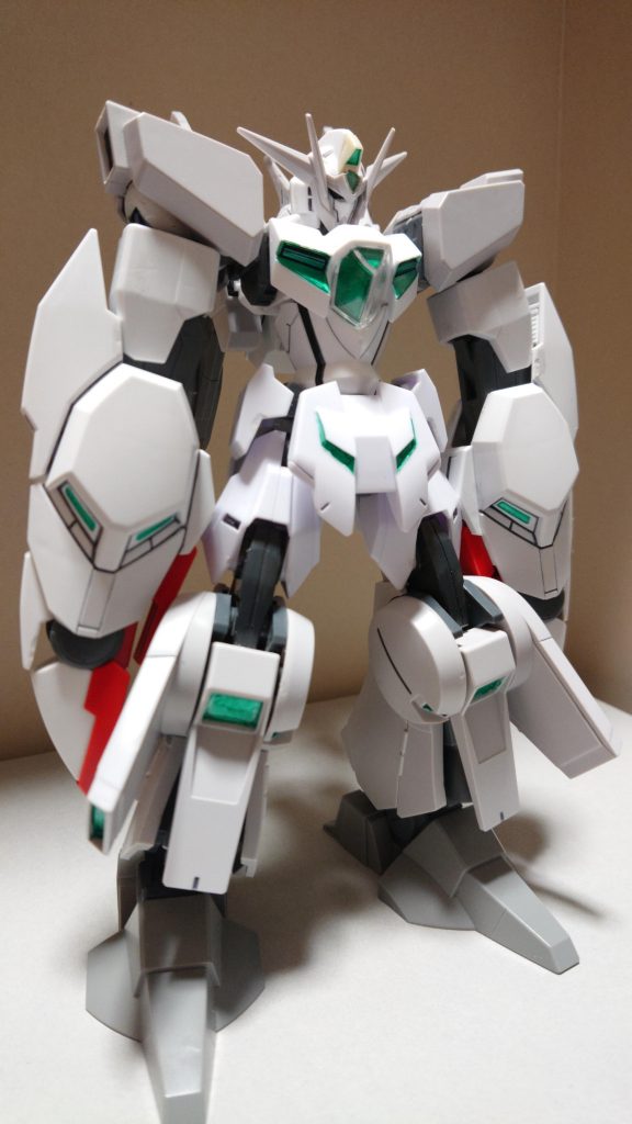 リバーシブルガンダムをベースとし、グランドガンダムをモチーフとして制作しました。
四肢にはシルヴァ・バレト、ラファエルガンダム、AGE3オービタル、マンロディのパーツを使用。