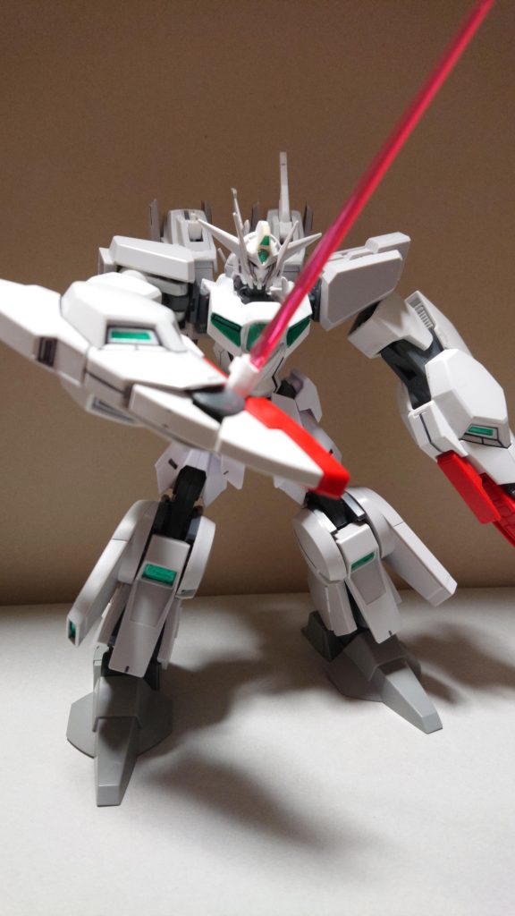 戦闘スタイルは強靭な四肢を使用しての近接戦闘がメイン。
この腕でビームサーベルを保持することが可能。