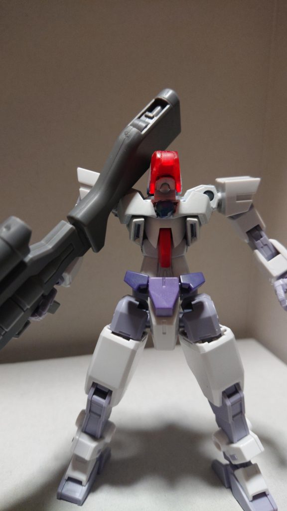 狙撃時は頭部パーツが展開、スコープが現れます。