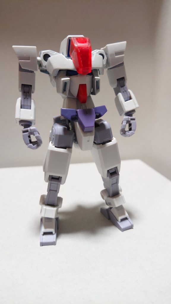 １号機２号機とは印象を変えるため、カラーリングを白に変更、頭部アンテナを無くしました。