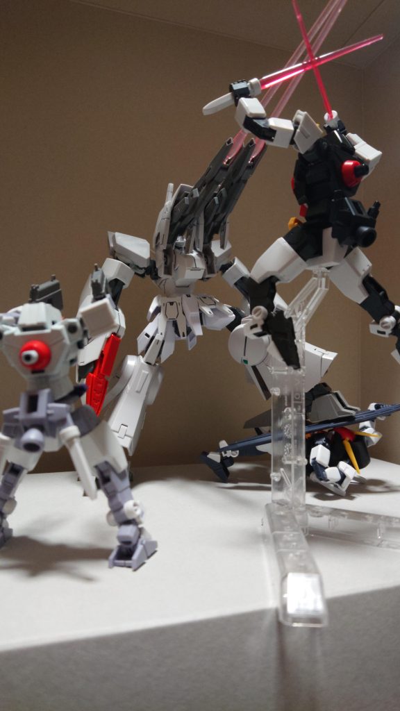 フェイスシリーズ3機とギガースの戦闘。