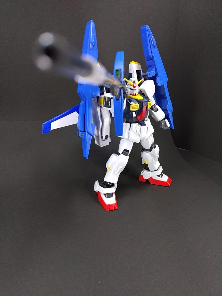 ロング・ライフルを構えて。
ロング・ライフルをヒジを伸ばした状態でしか持てないのが、このキットの難点。