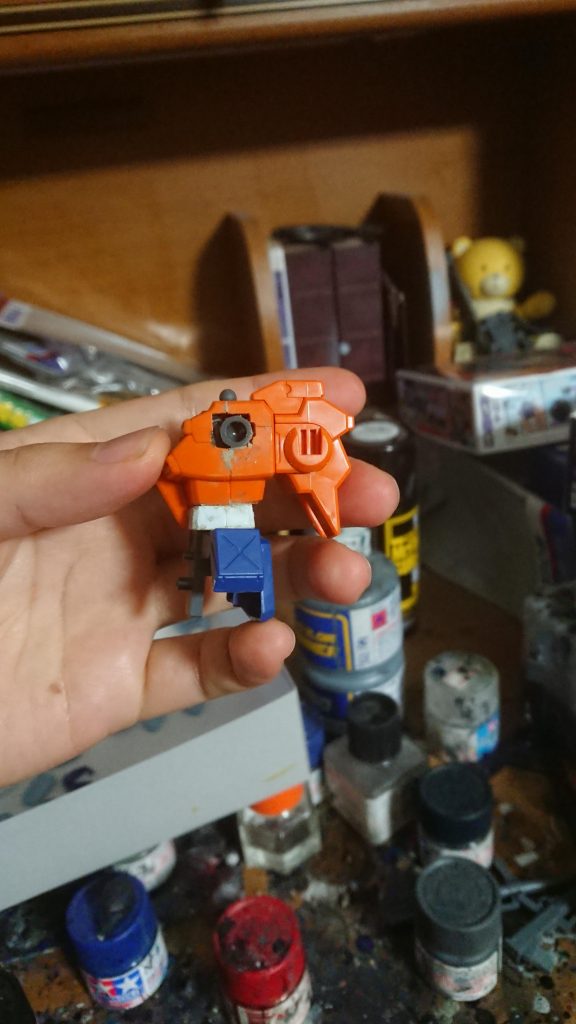 今回、一番の難関はこの腹部を如何に腰部と接続するか……

ここが本当に苦戦し、ジムスナイパーⅡの腹部パーツと合わせたりするのに苦労しましたねぇ


でも、一番やり甲斐があったとこかもしれません(笑)