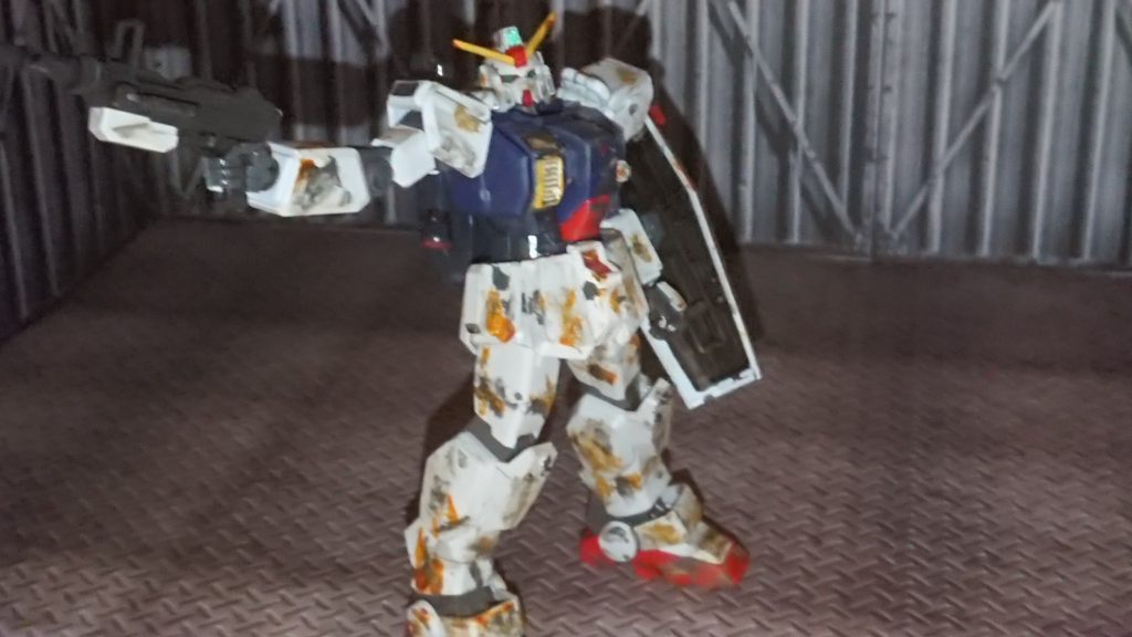 そして、男が動かしてみるとその機体は思った以上に反応がよく的という的を次々と当てつつ男は先程までのブルーな気持ちとは反転,思った以上の性かを出していることに驚愕を隠せずにいた。
「……おいおい。こんな使い込んでるのでこんなにマシンガンの威力あんのかよ。しかも、思ったより反応がいいじゃねぇか」
男はターゲットの的を次々とはしゃぐよう狙いを定め打ち続ける。