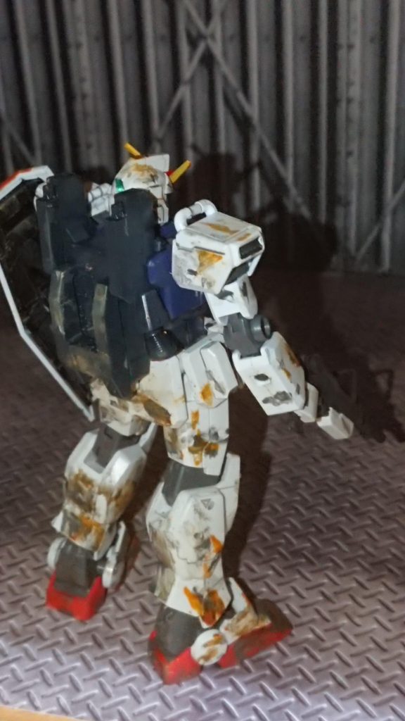 そして、このテストが終わった後
男はMSを見上げながらこう語ったという。
「他のテスト機を乗り潰したが……現地の機体ってのも思った以上に味があんだなぁ……これはまだ戦いを求めてる感じがひしひしと伝わってくるいい機体だ」
と歓喜を残しながら見上げつつ指揮官が手渡すこの機体を整備していた者の残したメッセージに目を向ける。
物資が足りない中で兵士が満足に扱えないもんを提供するってのは自分が戦争の負ける原因を作るようなものだと
そういった言葉をこのテストをさせた指揮官が彼に伝えると彼はニコッと笑いながらその機体を再び見上げるその姿に
先の戦争の重さを知ったかのよう指揮官は,彼の背中が大きく見えたという。