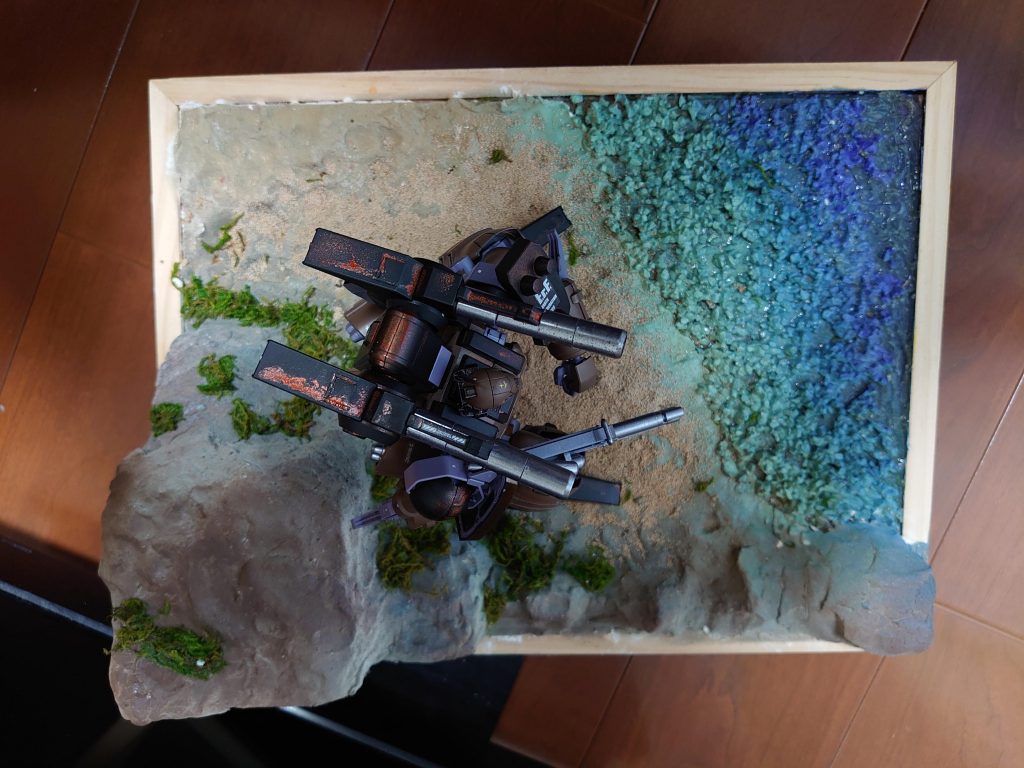 真上からの画像です。機体の配置の仕方によっては、水辺付近を表現することも可能なジオラマ台です。