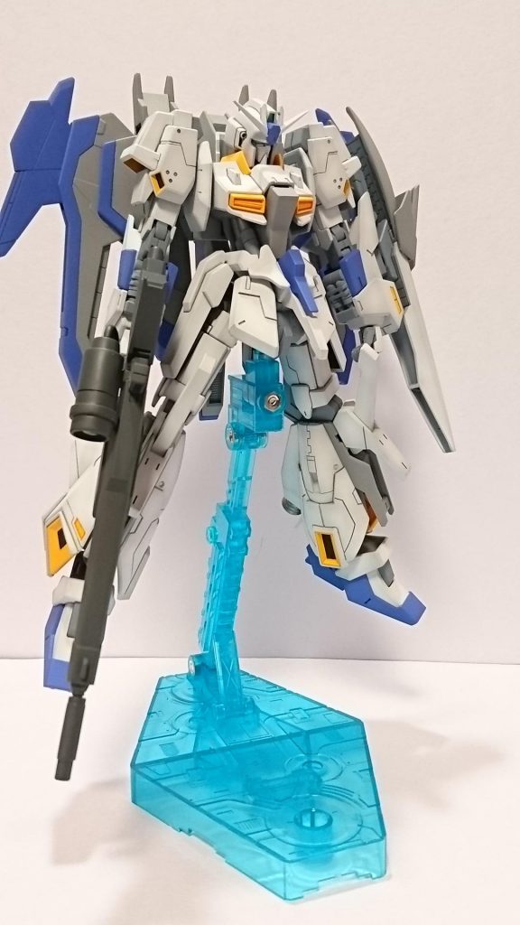 ホワイトは寒色系、グレーはウォームグレー、ブルーは若干パープルを混ぜてます。