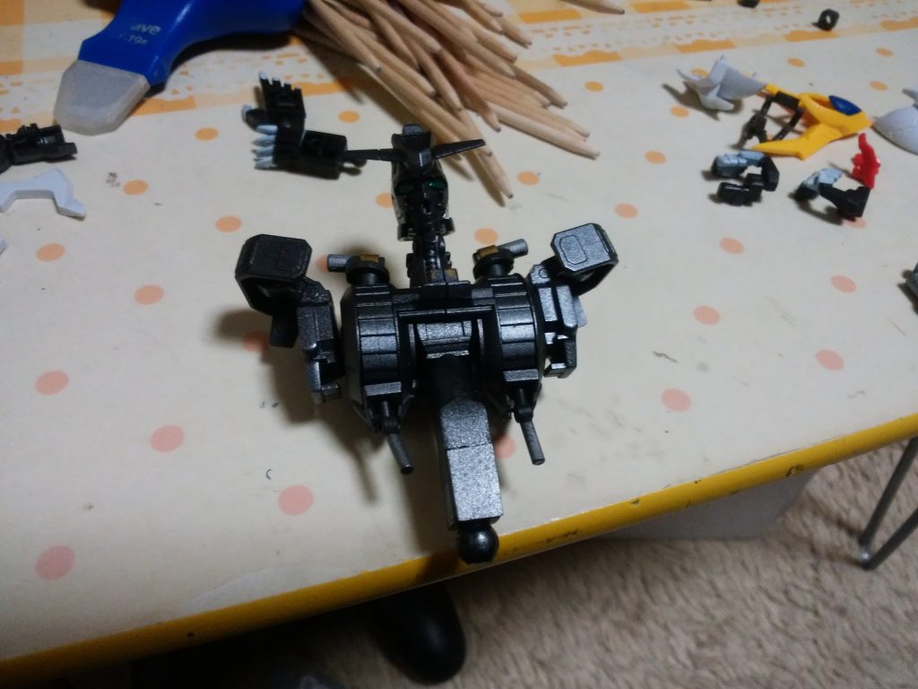 今回改造した場所は胴体部分の5cm延長で、とあるyoutuberの方の改造動画を参考にやりました。やり方は以下の通りです。
1、ボールジョイントを切り落としてヤスリで切ったところを綺麗に。
2、プラ板(厚さ5mm)で5cmのブロックを制作。そのあと形を整形。
3、ピンバイスでブロックの中心に3mm穴を開けランナーからある程度の長さの棒を切り出す。
4切り落としたボールジョイント、本体にも穴を開ける。
5、全てを接続、接着。各部調整。
6、サフ吹いて塗装して完成(写真)。