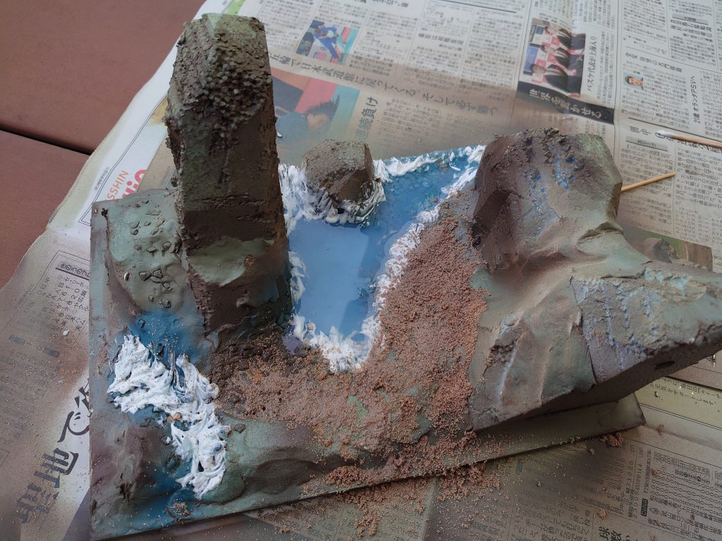 ここまで、塗装、水辺の再現、砂地の再現で約2時間。ウォーターエフェクトが、乾燥するまで、だいぶかかるかな。