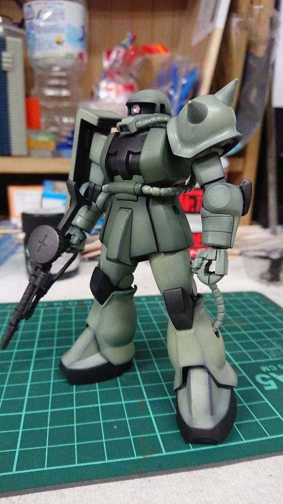 黒サフからガンダムカラーMSライトグリーンとディープグリーンで塗装しました。
モノアイは100均の貼るピアスをつかいましたが、輝度が高すぎると感じたので後に上からスモークグレーを少し塗って輝度を落としました。