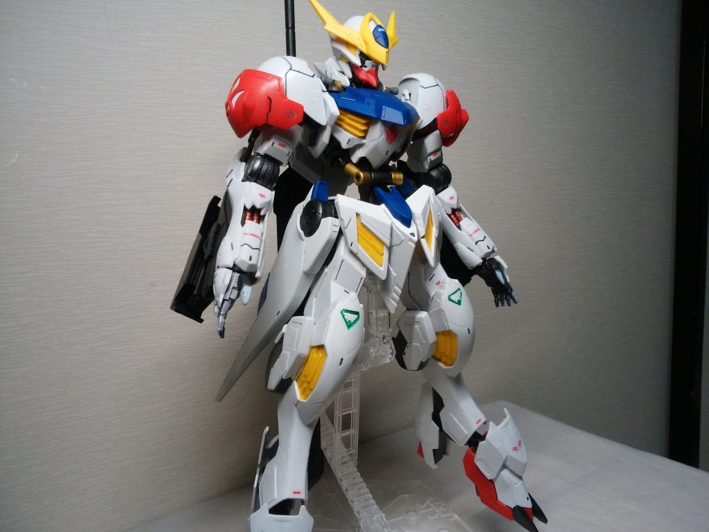 アーマーは1部塗装しましたが基本的には成型色のままです。又本来肩パーツに黄色が入っているのですが今回そこは塗装せずスミ入れで済ました。
又表面のコートはフレームに使ったつや消しスムースクリアーを使いました。