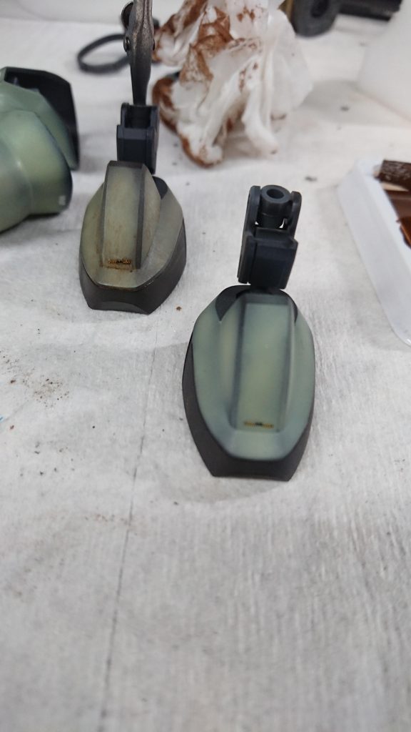 余っていたデカールをいくつか貼った後、ウェザリングカラーのステインブラウンでフィルタリングしました。