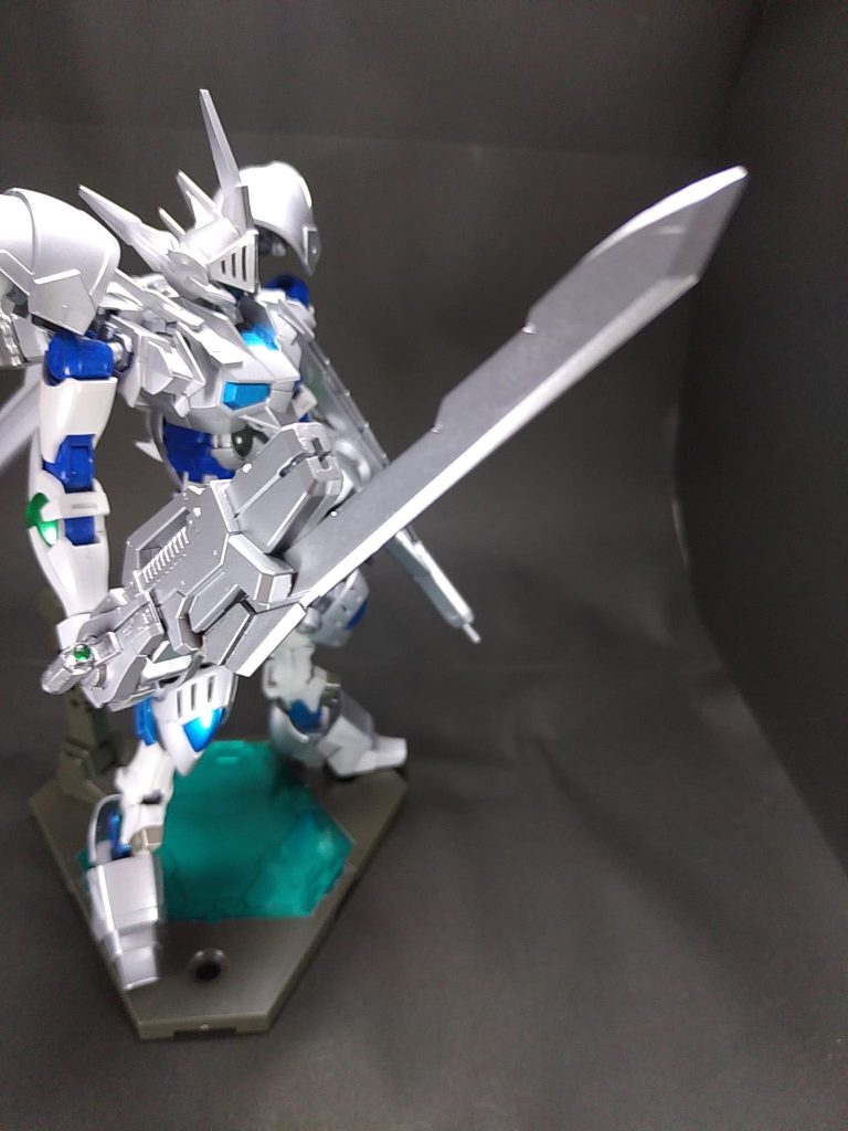 武装1GNヘビーバスターソードGNバスターソードにGNランチャーの重さを加え威力を増した大剣。GNコンデンサを内蔵しているため切れ味も良い。
GNランチャーを元にGNバスターソードと1/100アストレアの前腕外側のパーツで作りました。