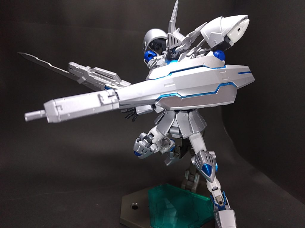 武装2GNシールド・マシンガンアストレアのGNシールドに射撃機能を付加した大型シールド。
1/100アストレアのシールドの裏に余剰パーツのエクシアのGNソード基部中央のパーツと、24thセンチュリーウェポンズのGNショートライフルを組み合わせて作りました。