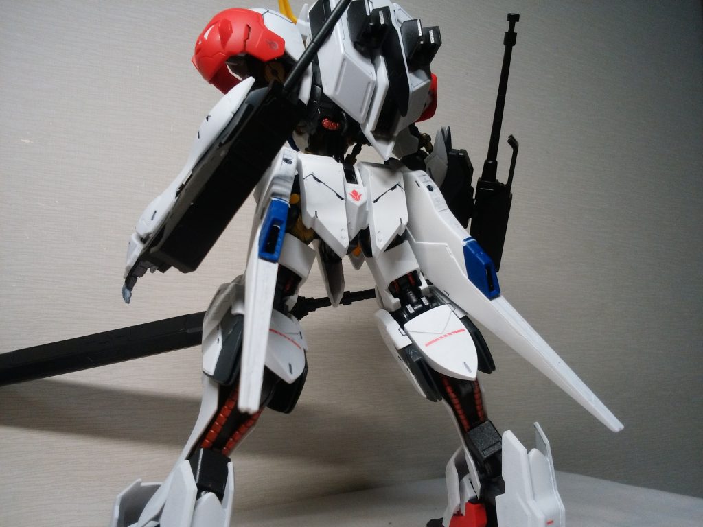 アーマーには適度にスミ入れを施していています。
デカールはMGバルバトスのものを使っています。
