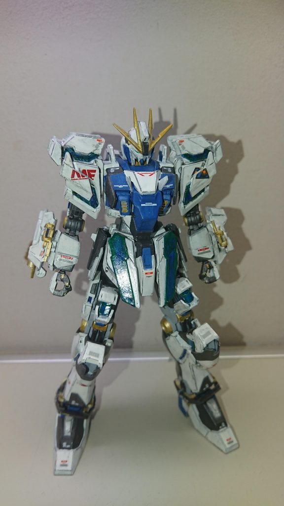 本来のALICEガンダムです。ナラティブをベースとしてるのでユニコーン感は薄いと思いますがほとんどのサイコフレームが開閉式となっており宇宙空間用にさらにサイコフレームを外から貼っています。ちなみに譲渡時はこの姿ではなくもっとサイコフレームの量は少ないです。