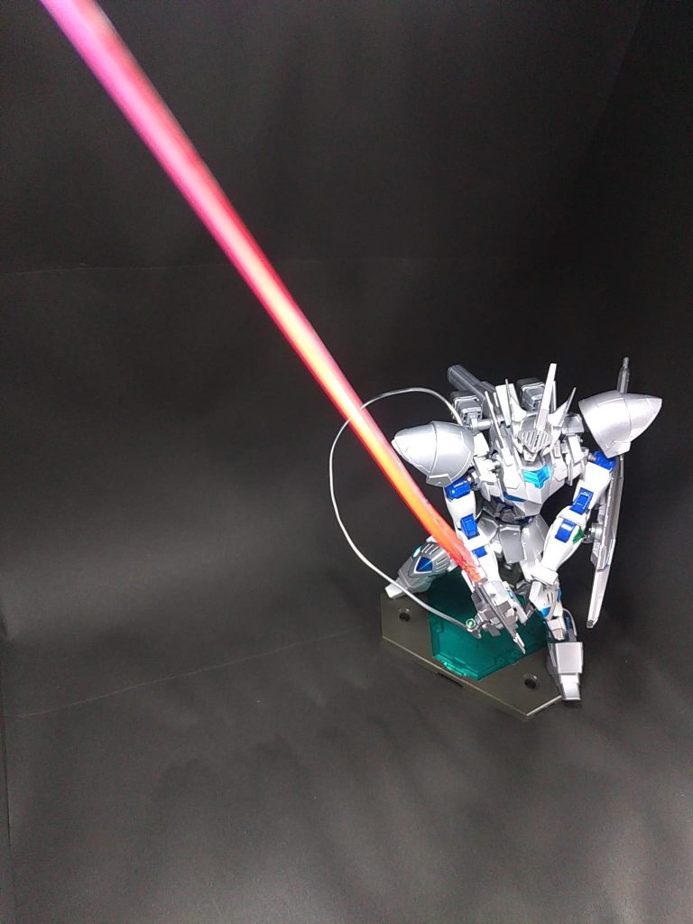 必殺技GNヘビーバスターソード・ライザーソードモードバスターソードをGN粒子供給ケーブルで肩のGNドライブに直結。巨大なビーム刃で自機周辺の敵を薙ぎはらう。
バスターソードの刀身をスライドさせ、GNランチャーの砲口にPGアストレイのビームサーベルの刃を取り付けてます。ケーブルは100均の2mmのアルミ線をランナープラ棒で作った接続パーツで肩とソードに取り付けてます。