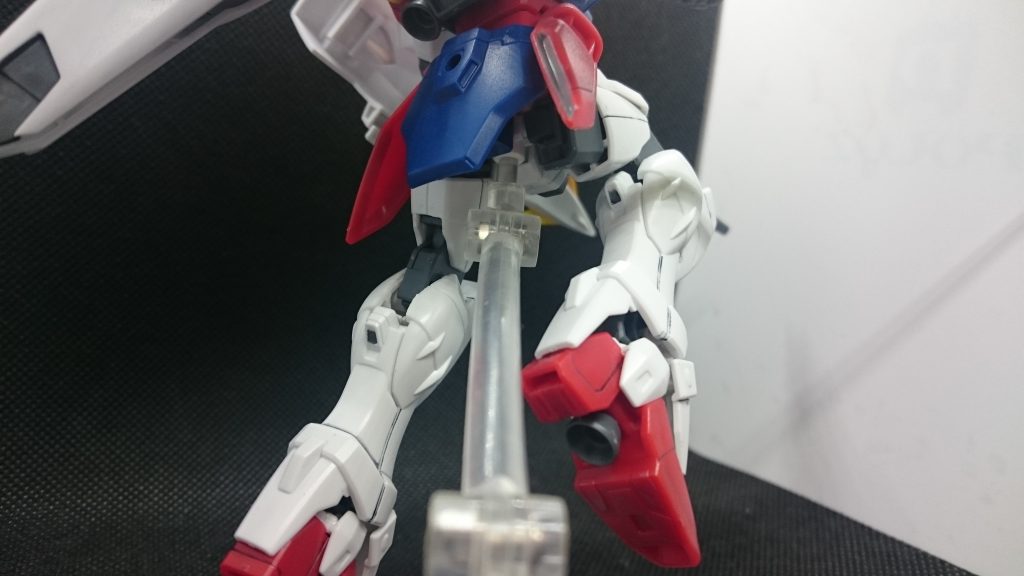 膝裏のパーツを少し切り取って膝関節の可動域を広げてあります。