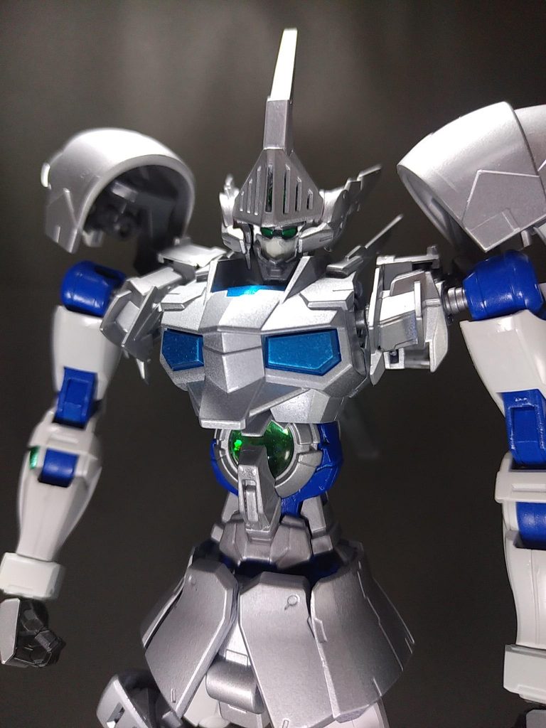 頭部はギャンスロットの兜に1/100アストレアの耳アンテナと顔で作りました。
胸部はギャンスロットの胸に、00ダイバーの胸部をコクピット部分を残して左右に分割した物を接続して、肩幅を広げてます。
腹部は主にHGアストレアの胴体で、エクシアリペアの粒子コードが無いパーツに交換。肩のボールジョイントの穴はパテで埋めてます。
腰部はギャンスロットの腰部をそのまま使ってます。