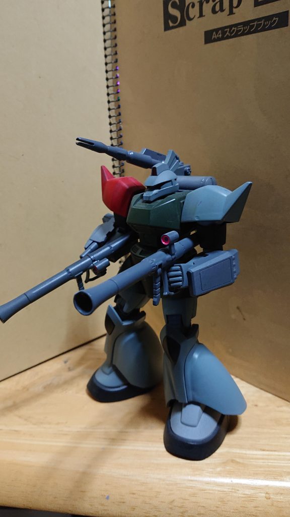 斜めからザクⅡのバズーカ二丁持ちです。