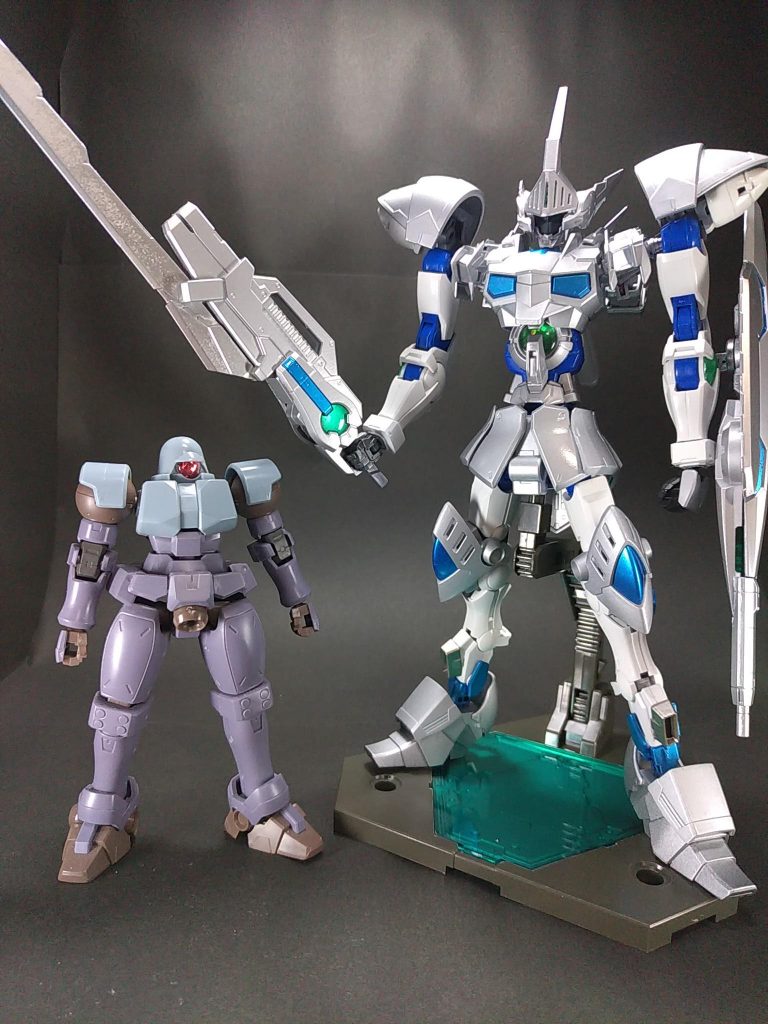 リーオーNPDと大きさ比較。デカイです(-_-;)全高約21cm1/144スケールで作っているので、ゲーム内では全高30.24mクスィーガンダムやペーネロペークラスのデカさですね・・・。