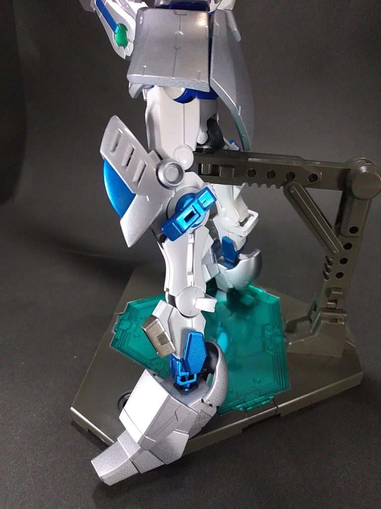 脚は太ももからスネの中央までがエクシアリペアIIの脚、足首までが00ダイバーの前腕、足首の接続パーツと足はギャンスロットで作りました。ひざ関節は腕と同じくブルーにしたかったけど、ABSなので破損回避のため塗装していません。