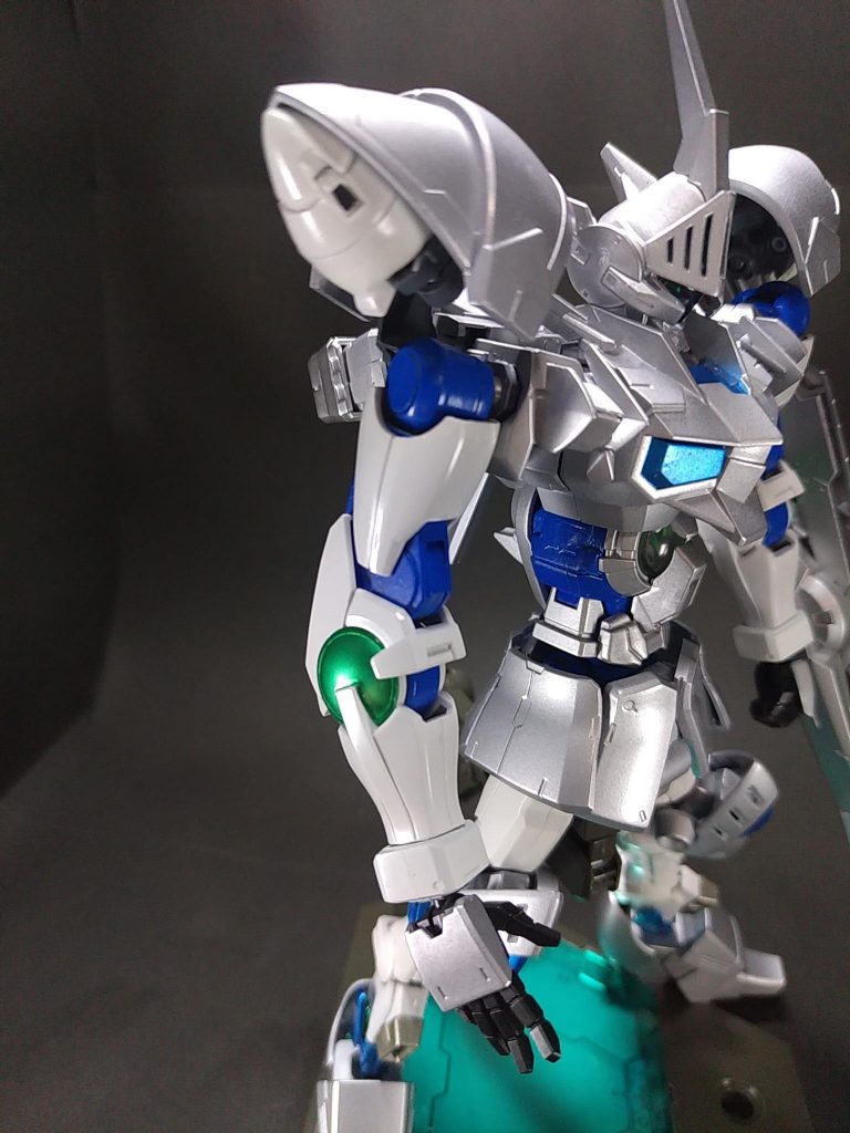 腕は00ダイバーの余剰パーツを使ってダブルオーの脚を作成。腕ぽっくなるように、スネ部分から切断、ギャンスロットの手首を接続してます。