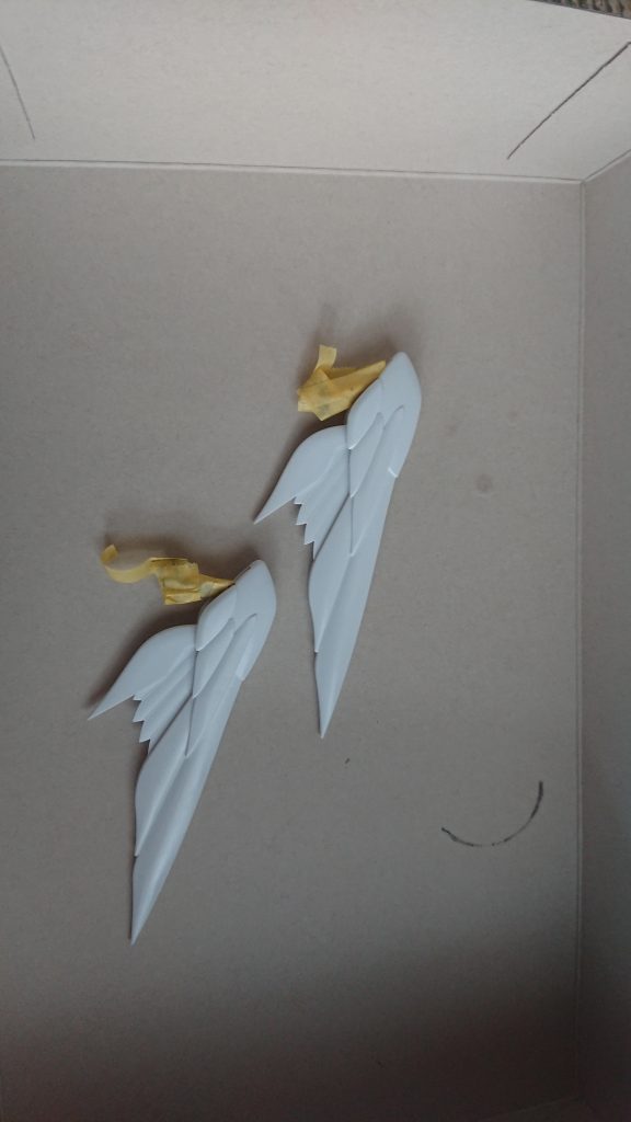 目立つ合わせ目の処理は取り付けパーツの塗装後マスキングして対応しています。