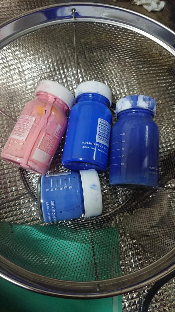 青の塗装はピンクサフをベースに3色に塗り分けしました。以前、RGνガンダムの黒い部分に青の下地でグレーのサフを使いましたが、艶消しコートしたら元の成型色の関係もあってか予想より沈んで見えたので思いきってピンクにしてみましたが大正解でした。