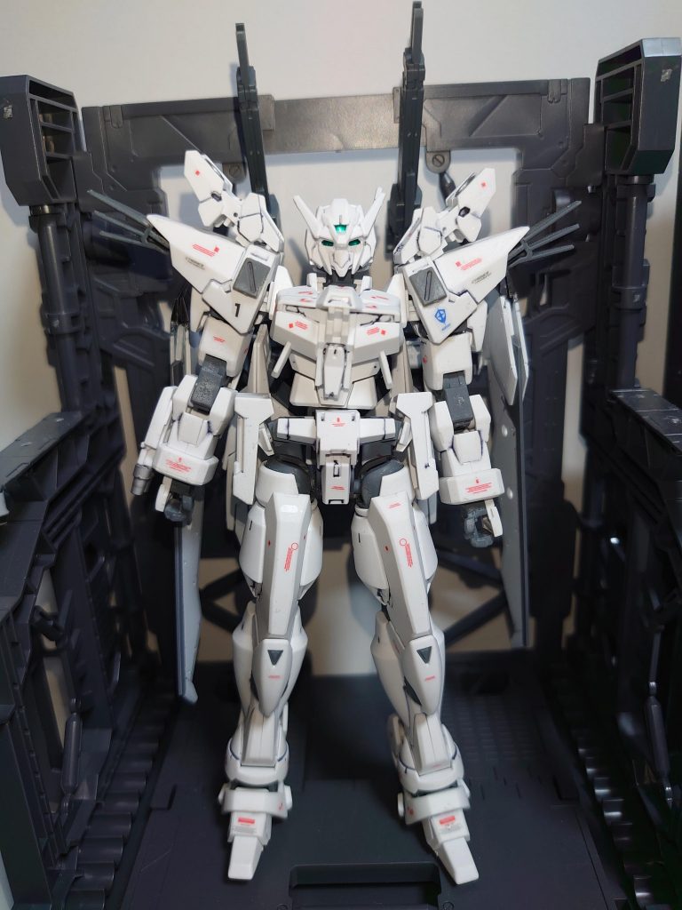 ## 機体解説
A.G.150年代　来たるべくヴェイガンの地球侵攻に備え、大気圏内での機動性に優れたクランシェへと主力機の切り替えが進む中、地球連邦では多くの問題が懸念されていた。
それは第三世代機に適応した機体ＯＳの開発とパイロット育成問題であった。
そんな中、クランシェへの移行とは別路線で開発が進められていたのが本機、[RGE-X-G-S1701Ｇストライカー](https://gumpla.jp/hg/272141)と[RGE-G-1499ACアクティブアデル](https://gumpla.jp/hg/290075)であった。
既存の第二世代機の強化拡張によって第三世代機相当の機動性を獲得することを目的として開発された本機は、各部に備えられた放熱機構と肩部のスラスターによって高機動化を実現している。
またハードポイントの増設によって高い汎用性を獲得している。

本機はＧストライカーに大気圏内用の高機動型パックである「トルネードユニット」を装備した形態である。
トルネードユニットはクランシェ開発の遅れに伴い、現行第二世代機にウェイボードに頼らない大気圏内飛行能力の付与を目的として開発された飛行ユニットであり、ガンダムＡＧＥ-２の可変翼からリバースエンジニアリングされた疑似斥力推進器の翼とブースターユニットを備え、スーパーバーニアを凌駕する機動性を獲得している。
トルネードは「竜巻」の意。