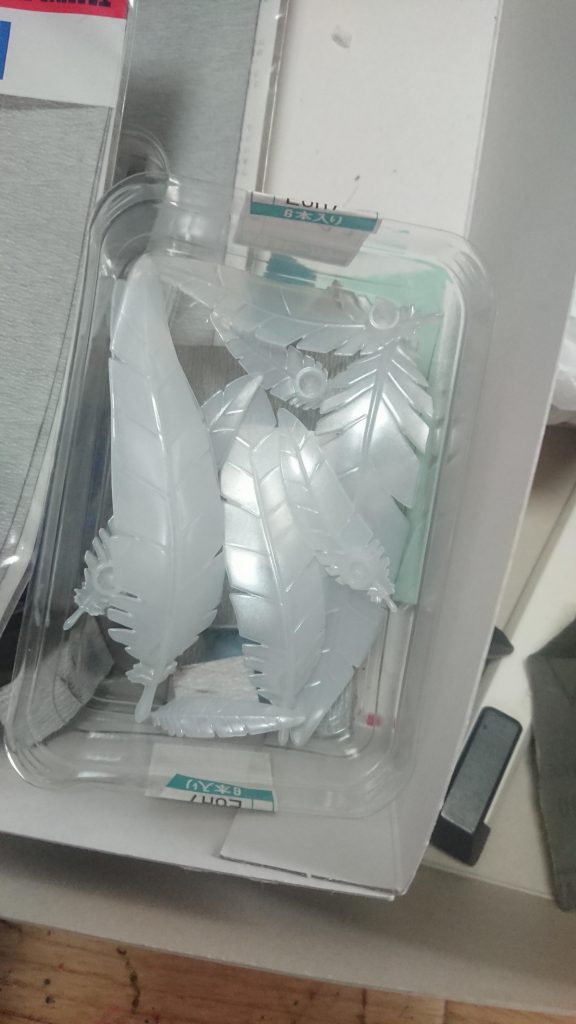 最後になりますがセラフィムフェザーのクリアパーツですが、正直イカの刺身見えて納得いかなかったので大げさに質感を出したいと思い、すべてGXクリアシルバーの上にホワイトパールを吹き付けて質感を出しています。