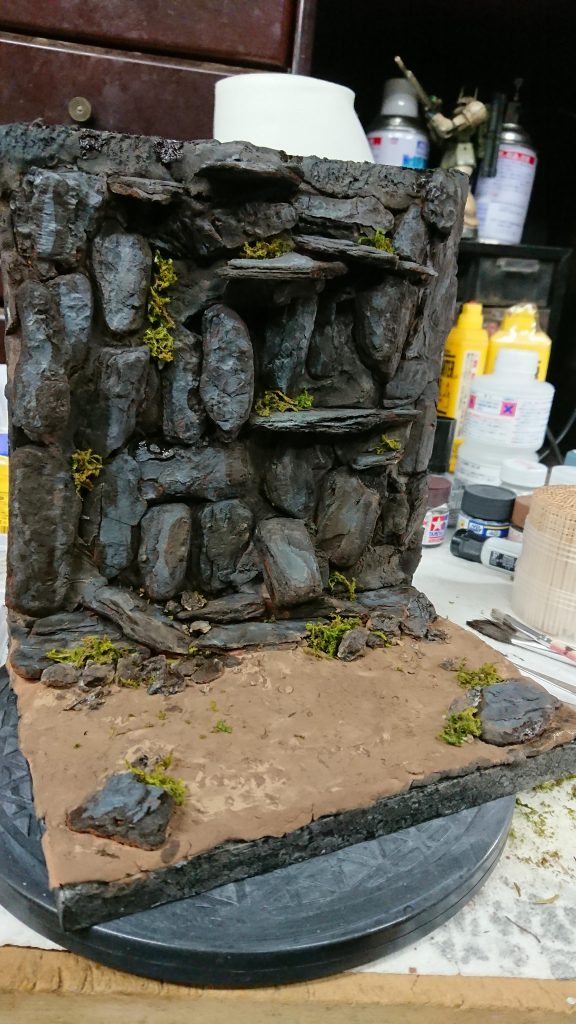 動画で見た作り方を参考にして、余り物と100均素材で144分の1サイズによさそうな飾り台を作りました。