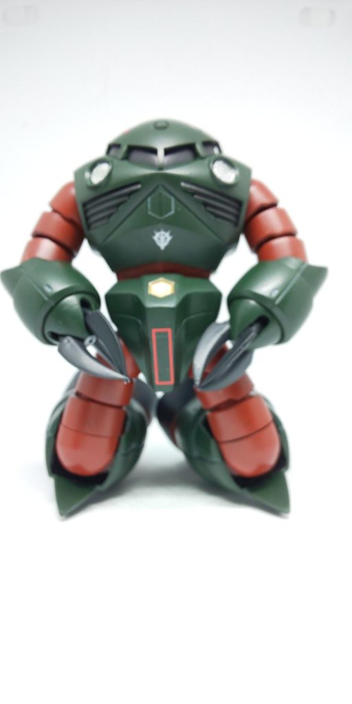 膝裏はプラバンで塞ぎ、モノアイは敢えて付けていません。