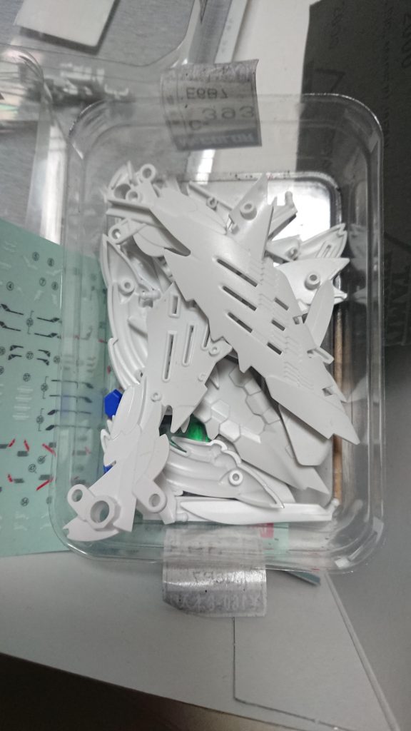 ゼロカスの目玉になる翼は光沢クリアの後に艶消しコートとホワイトパールを混ぜた塗料でコーティングし、しっとりした質感にしています。個人的にはなかなかいいしっとり加減です。