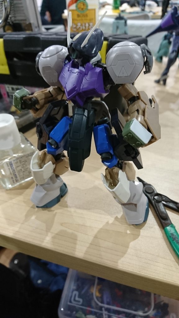 製作過程当初は「ガンダムじゃないけどガンダム」をコンセプトに製作を続けて見ましたがバランスがあわず微妙でしたガルリベの肩パーツが似合わず最終的にキマリスのパーツを使い、頭部も新しく製作しなおしコンセプトから外れましたがいいできになったと思います