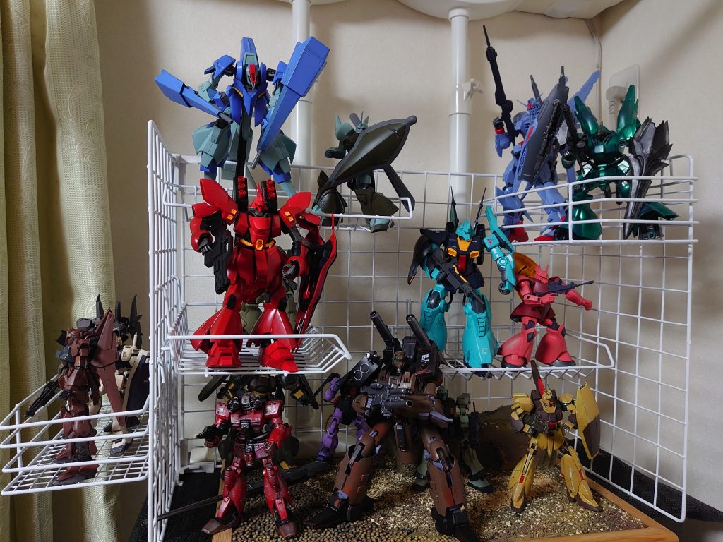 最後は、狭小住宅のごとく、小さなスペースにMSを飾ります。