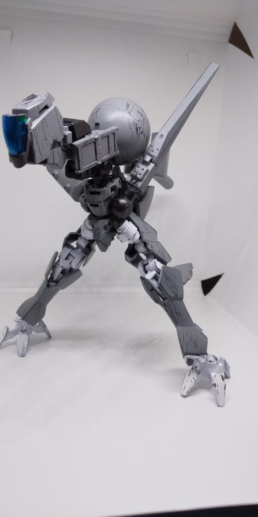 脱人型を目指した結果、形状の方向性がZ◯IDSになりました。なんでや。

例によって、黒→シリコンバリアー→グレー→つや消しです。
足のフレームは黒→シリコンバリアー→ホワイト→つや消しです。