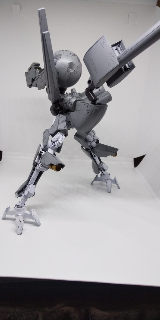 左側の板はレーダーセンサー。右側のタンクは冷却材。尻尾は放熱機関。背中の丸はビームをブッ放すのに必要な成分をイイ感じに作る機関です。

本来は腕を付ける予定だったのですが、ビームブッ放すんだからそれをサポートするパーツがないとおかしくねえ？と思いレーダーセンサーとタンクを搭載する方向に舵を。