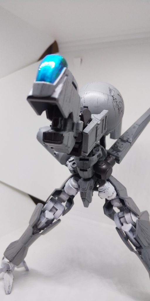 口腔内の砲身がビーム砲で、青いパーツはメインカメラです。
横の板は放熱板です。
ビームの光からパイロットを守るため撃つ瞬間は撮影機能が停止する設定です。

砲身が目立たねえ……