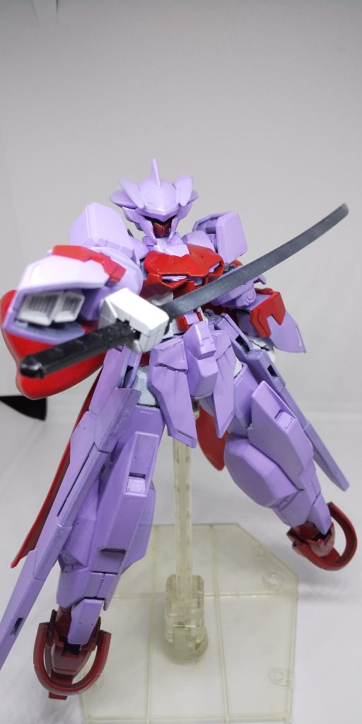 当初はビルドナックルとかのハンドパーツで刀を持たせようと思っていたのですが、接続軸的に無理だね!とにこやかに思い至ったのでザク2000の副腕パーツを使用。
そして塗装が終わってから腿がそこまで上がらないことに気づき、何とも言えない気持ちになりました。