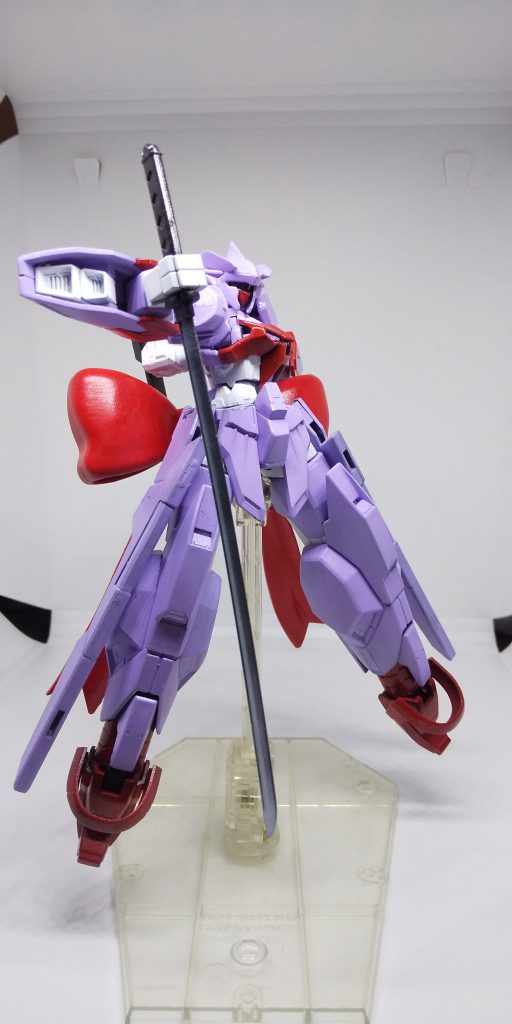 謎テクノロジー搭載機なのに装備はポン刀一振り。
プラモ的な説明に移ると、ビルドストライクの肩が着物の袖に見えたことが製作のキッカケです。
都合のいいことにベアッガイさんのリボンストライカーが見つかり、これも使えば着物めいたものになるのではと浅い考えで突貫工事開始。