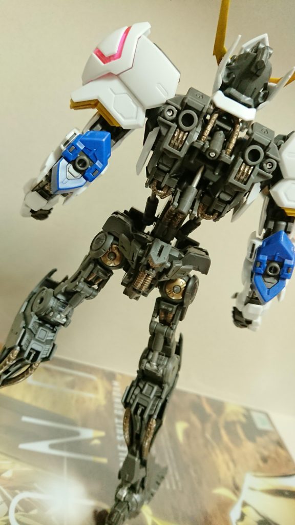 組み立て途中の背中です。